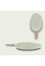 Arca Arca TIERRA Sand Melamine serveerbord met handvat 38x17x4cm. De Tierra melamine collectie straalt eenvoud en authenticiteit uit. Ontdek de collectie in verschillende kleuren - wit, grijs en zandkleur