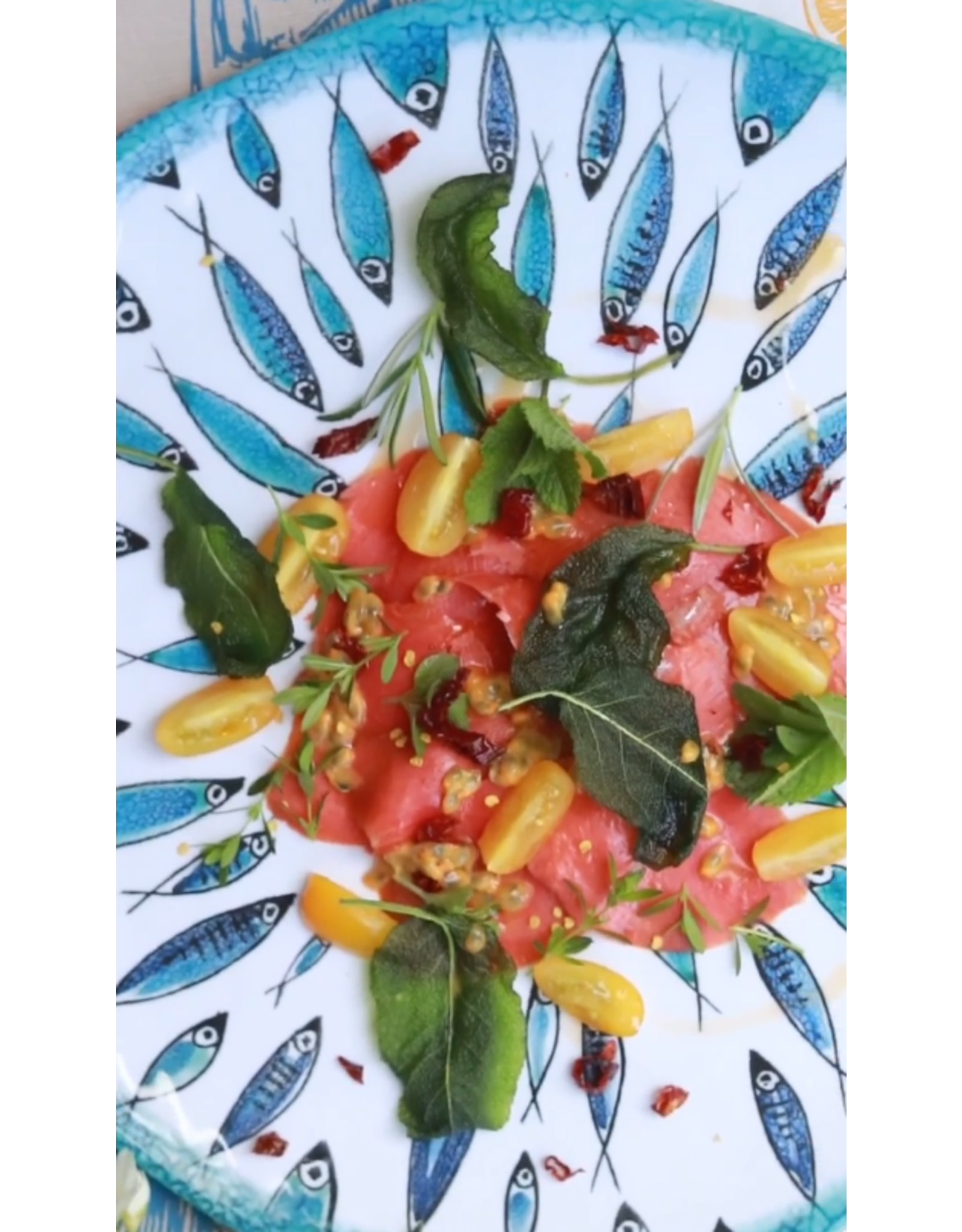 Arca Arca Fish  Melamine dienbord met handvat 38x17x4cm . De Fish melamine collectie heeft prachtige visjesmotieven die je een instant zomers gevoel bezorgt.  - Copy