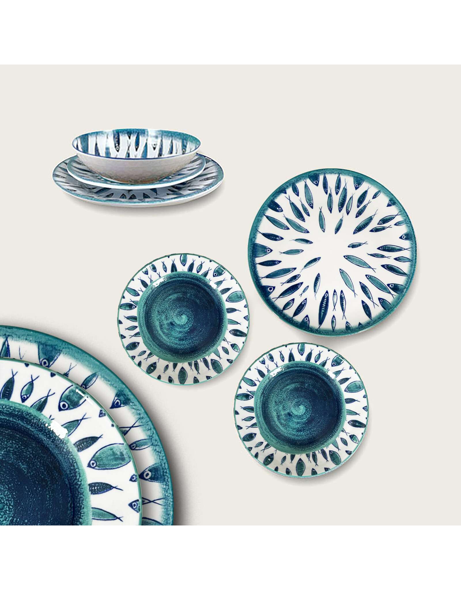 Arca Arca FISH Porseleinen Diner set voor 1 persoon. Deze set van porseleinen borden is tevens gedecoreerd met die prachtige visjesmotieven die je terugvindt in het melamine aanbod en die je een instant zomers geeft.