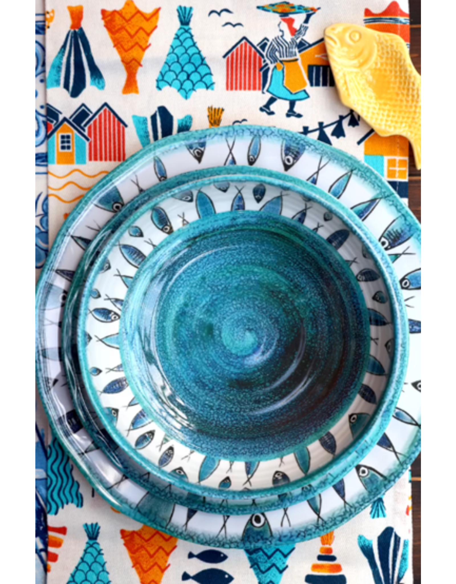 Arca Arca FISH Porseleinen Diner set voor 1 persoon. Deze set van porseleinen borden is tevens gedecoreerd met die prachtige visjesmotieven die je terugvindt in het melamine aanbod en die je een instant zomers geeft.