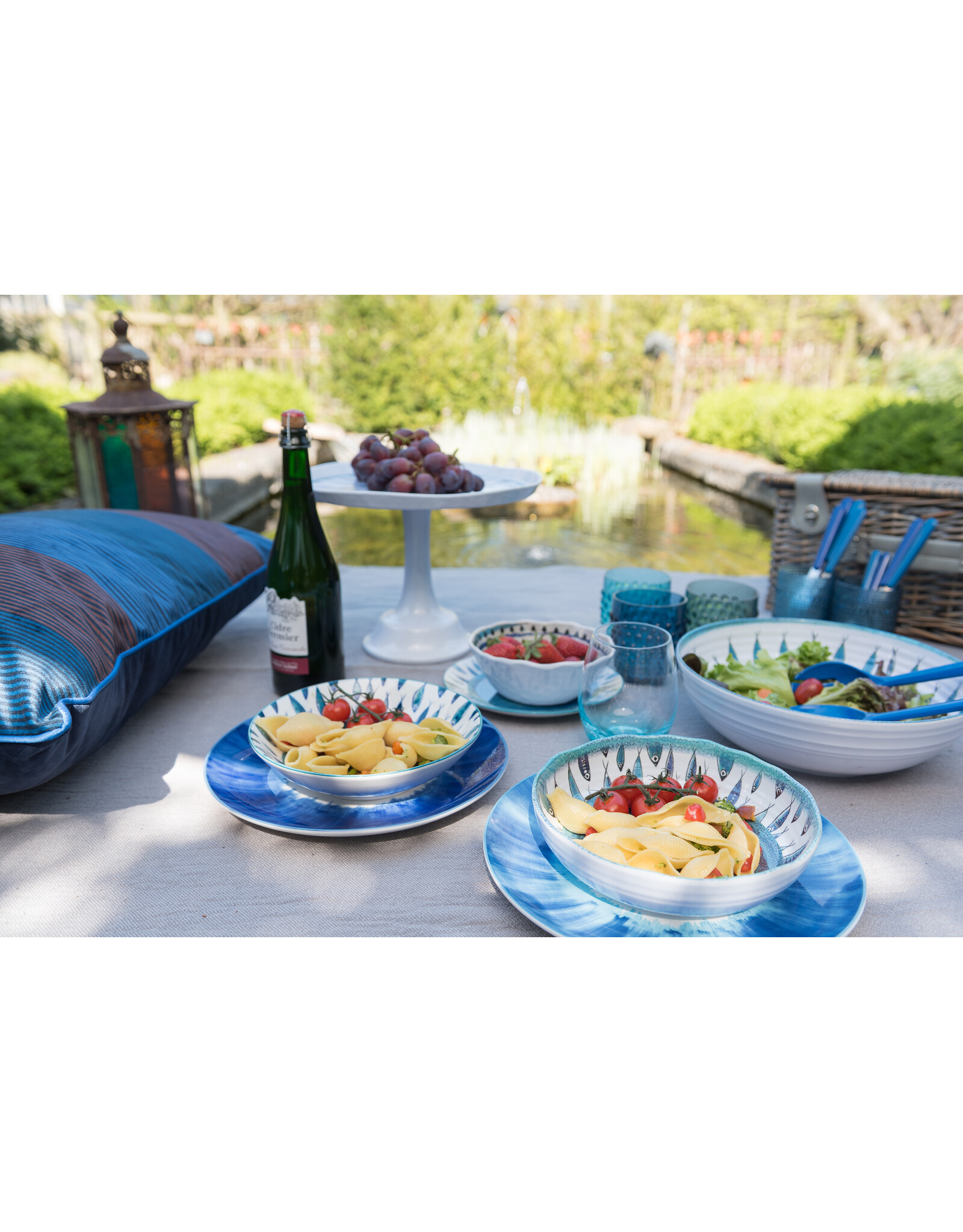 Arca Arca FISH Porseleinen Diner set voor 1 persoon. Deze set van porseleinen borden is tevens gedecoreerd met die prachtige visjesmotieven die je terugvindt in het melamine aanbod en die je een instant zomers geeft.