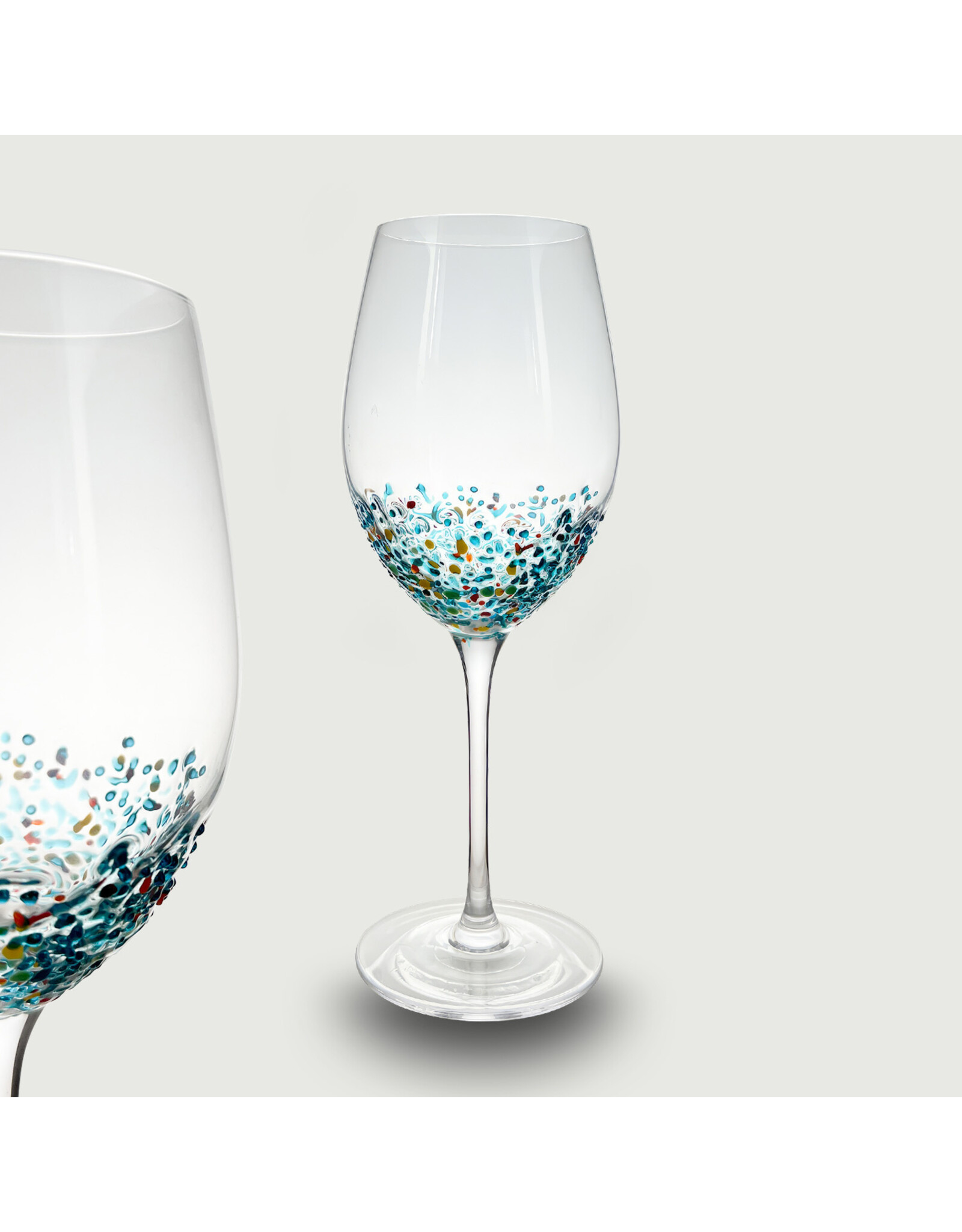 Arca Wijnglas Arca Spots, helder,  540ml, met vrolijk gekleurde spikkeltjes op de onderste helft van het glas - Copy