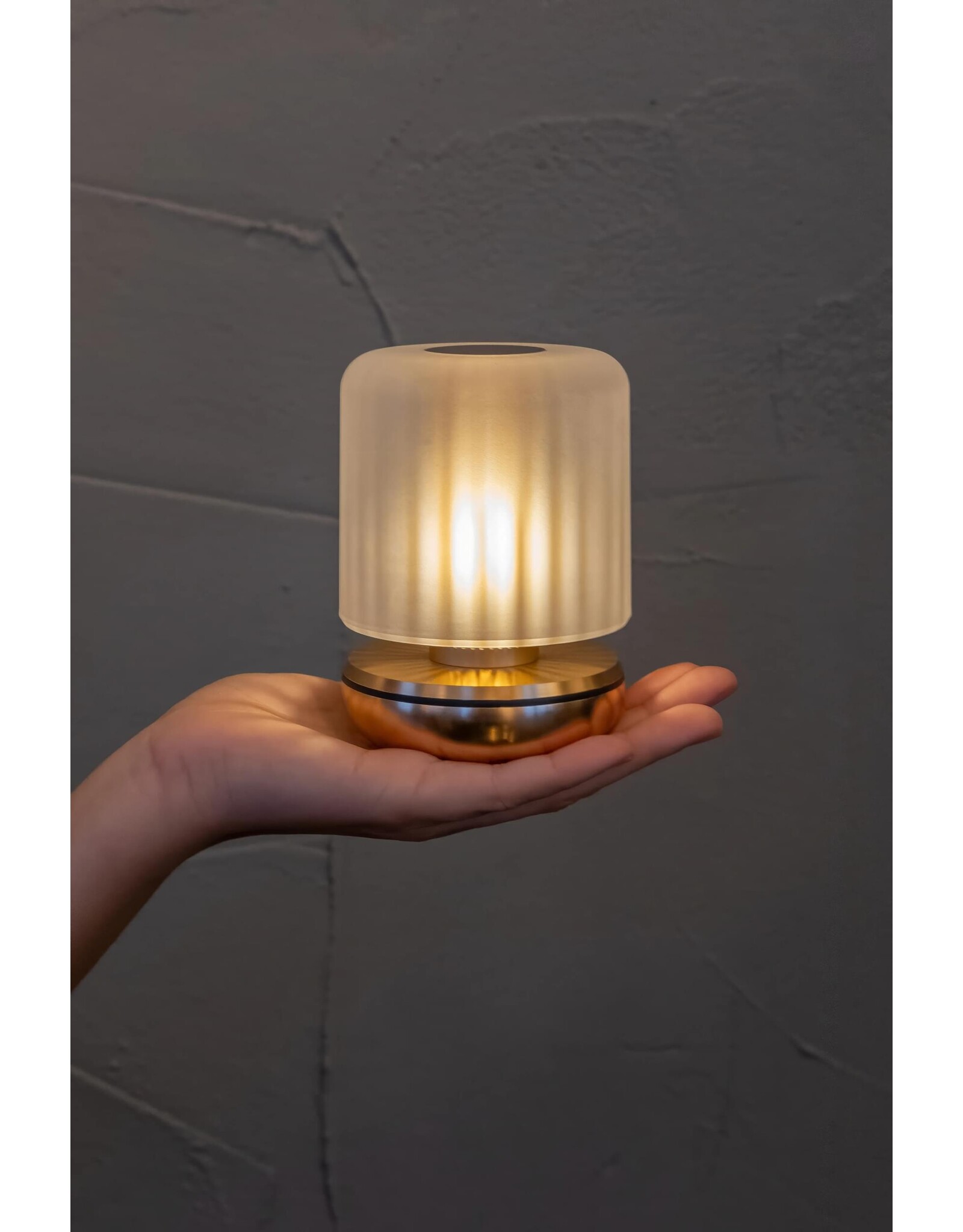 Humble Humble Firefly Horeca Table Light Gold Frosted, met zeer lange brandduur tot 140u