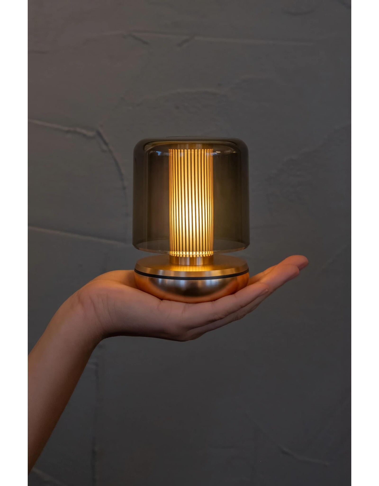 Humble Humble Firefly Horeca Table Light Gold Smoked, met zeer lange brandduur tot 140u