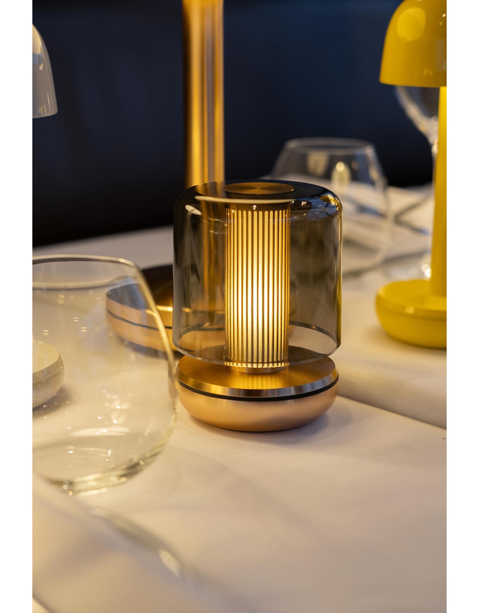 Humble Humble Firefly Horeca Table Light Gold Smoked, met zeer lange brandduur tot 140u