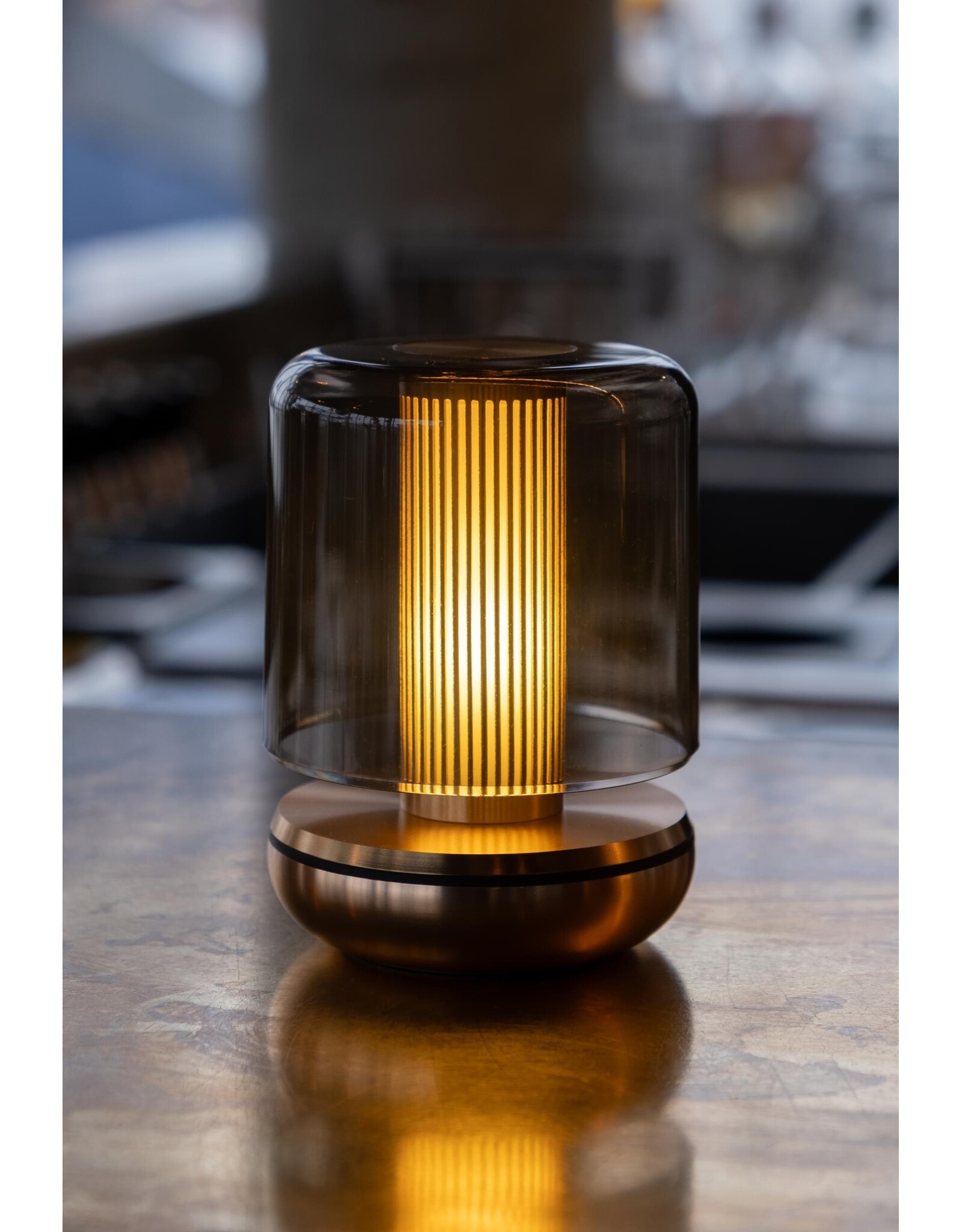 Humble Humble Firefly Horeca Table Light Gold Smoked, met zeer lange brandduur tot 140u