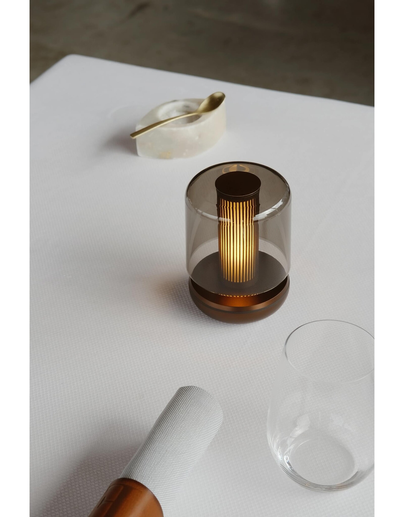 Humble Humble Firefly Horeca Table Light Bronze Smoked, met zeer lange brandduur tot 140u