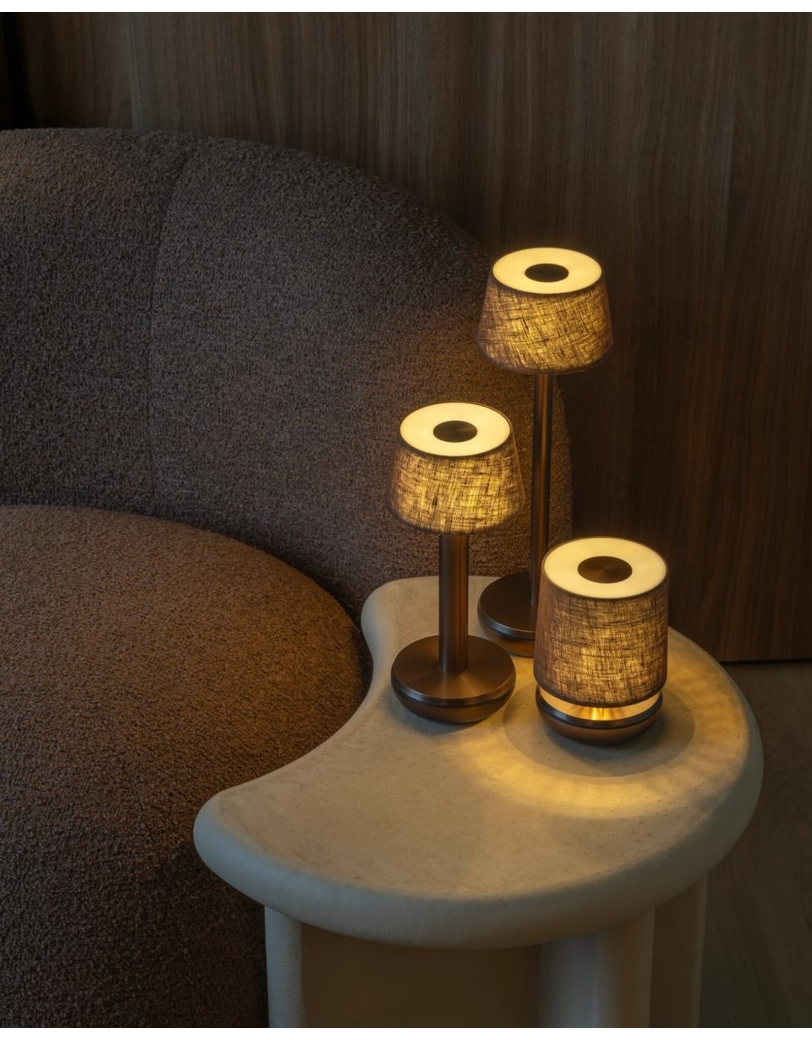 Humble Humble Firefly Horeca Table Light Bronze/Brown Linen, met zeer lange brandduur tot 140u