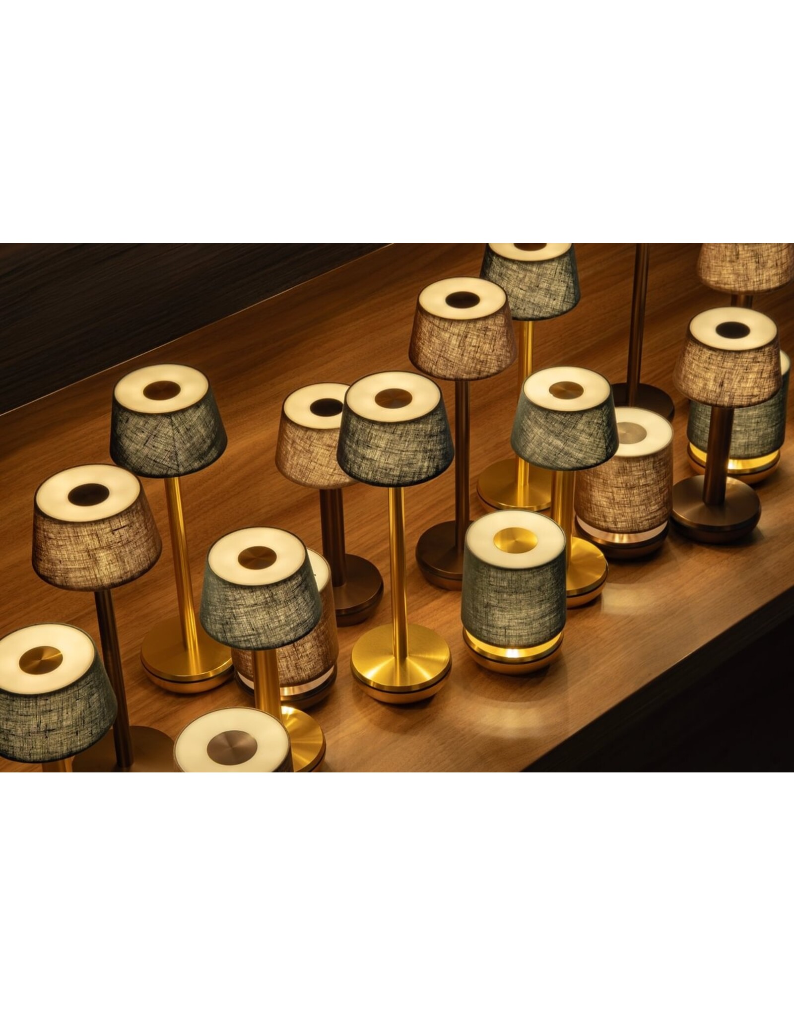 Humble Humble Firefly Horeca Table Light Bronze/Brown Linen, met zeer lange brandduur tot 140u