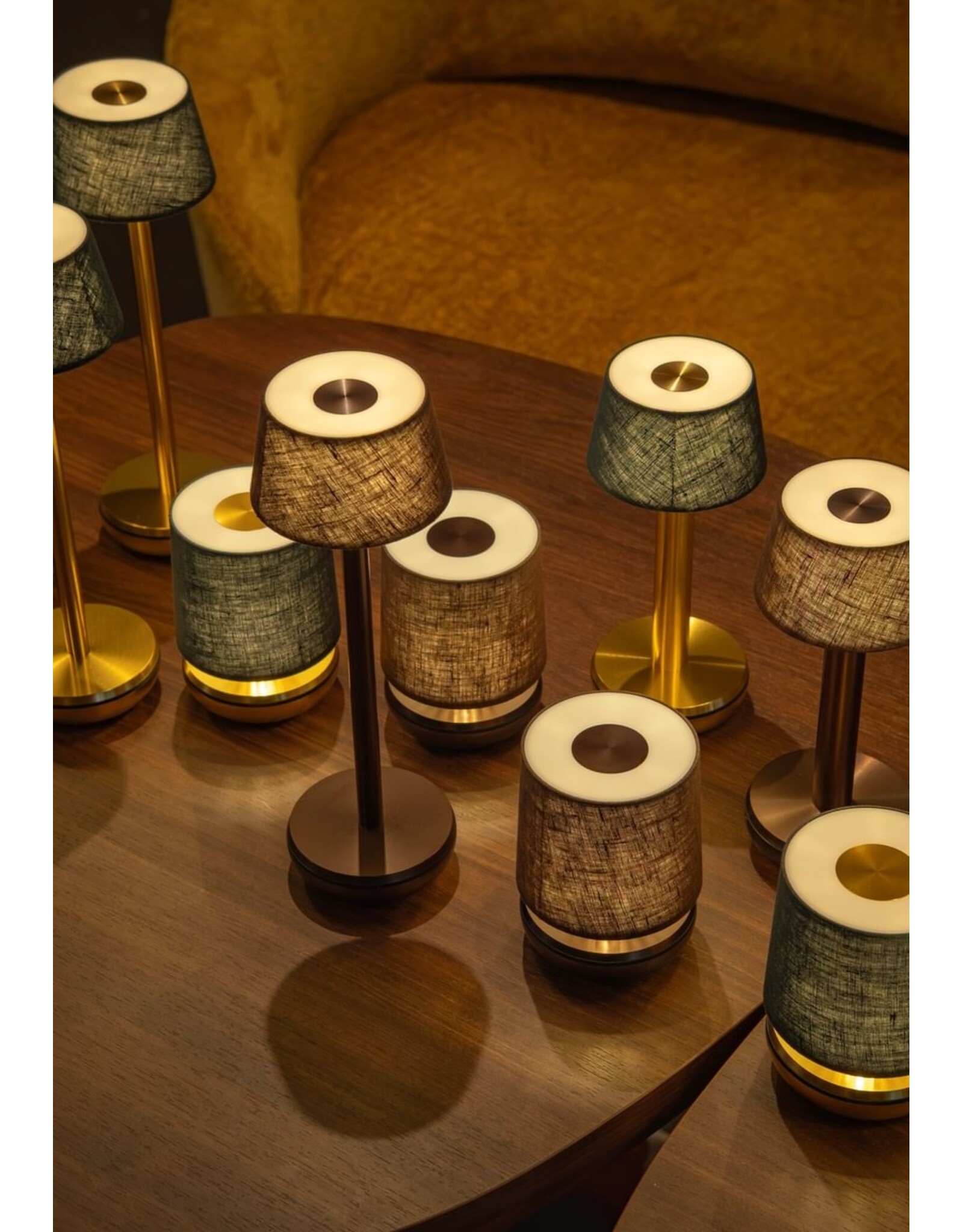 Humble Humble Firefly Horeca Table Light Bronze/Brown Linen, met zeer lange brandduur tot 140u