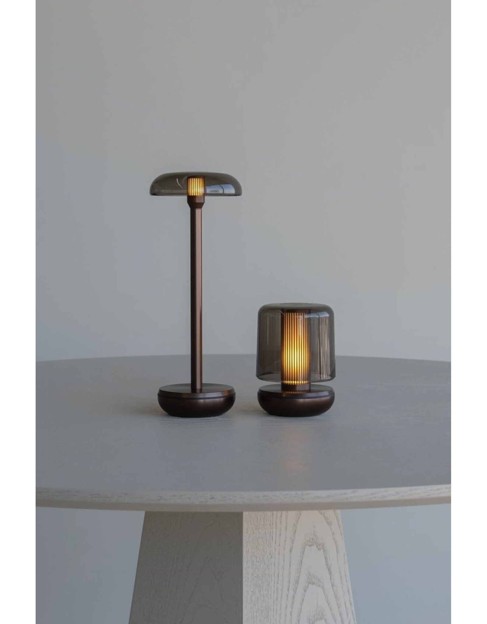 Humble Humble Air Horeca Table Light Bronze PC Smoked, met zeer lange brandduur tot 140u