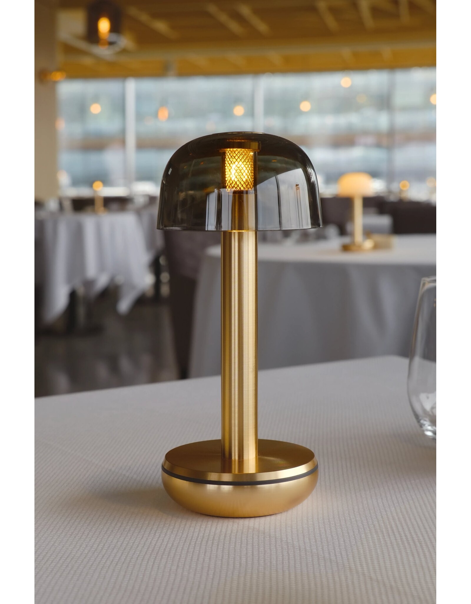 Humble Humble TWO Horeca Table Light Gold PC Smoked, met lange brandduur tot 96u