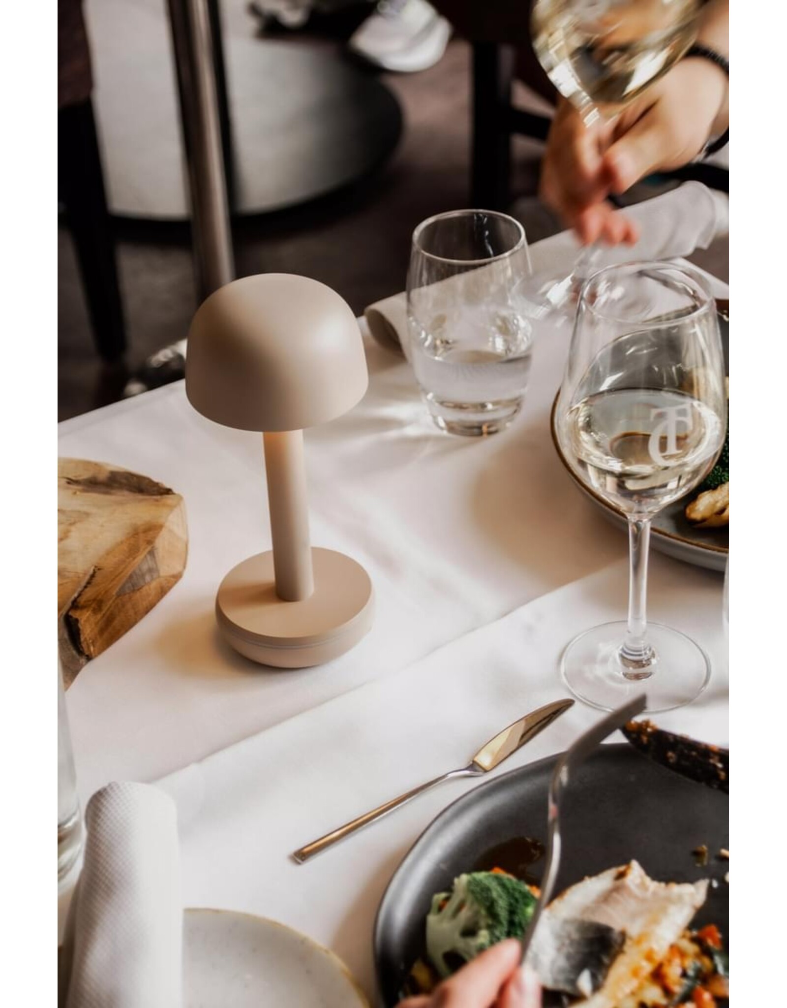 Humble Humble TWO Horeca Table Light Beige, met lange brandduur tot 96u