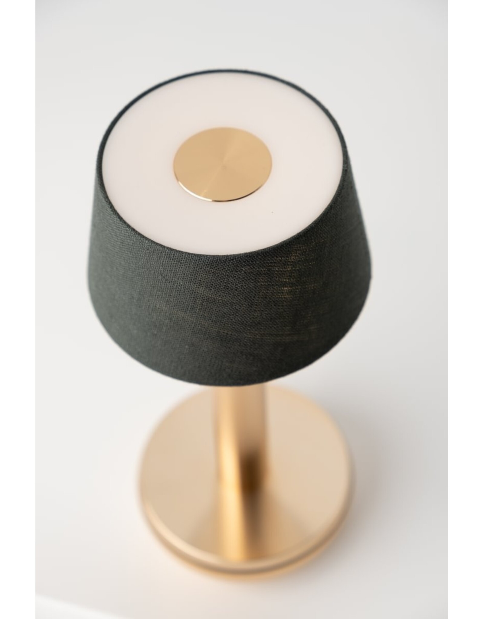 Humble Humble TWO Horeca Table Light Gold/Emerald Linen, met lange brandduur tot 96u