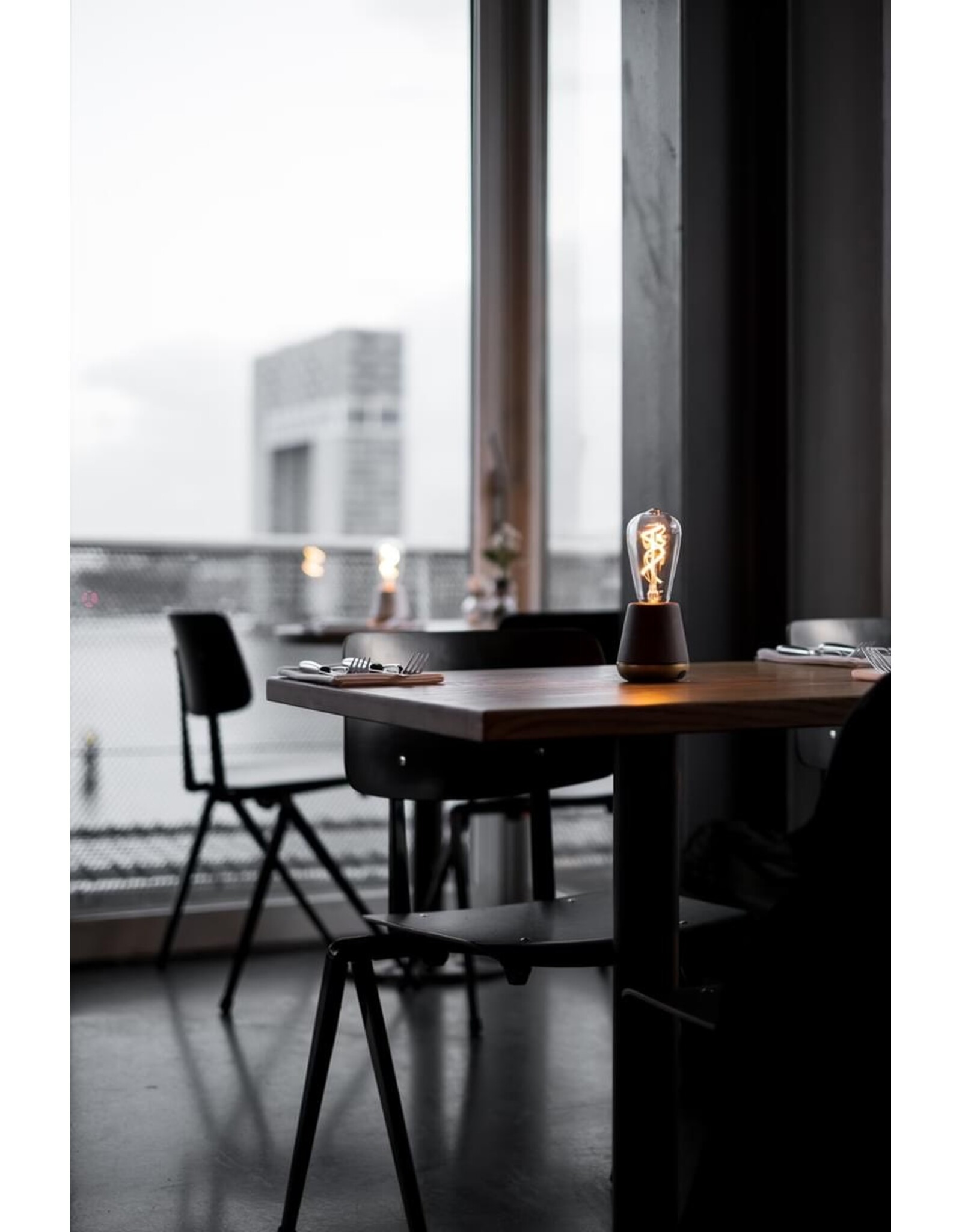 Humble Humble ONE Horeca Table Light Walnut, met zeer lange brandduur tot 140u