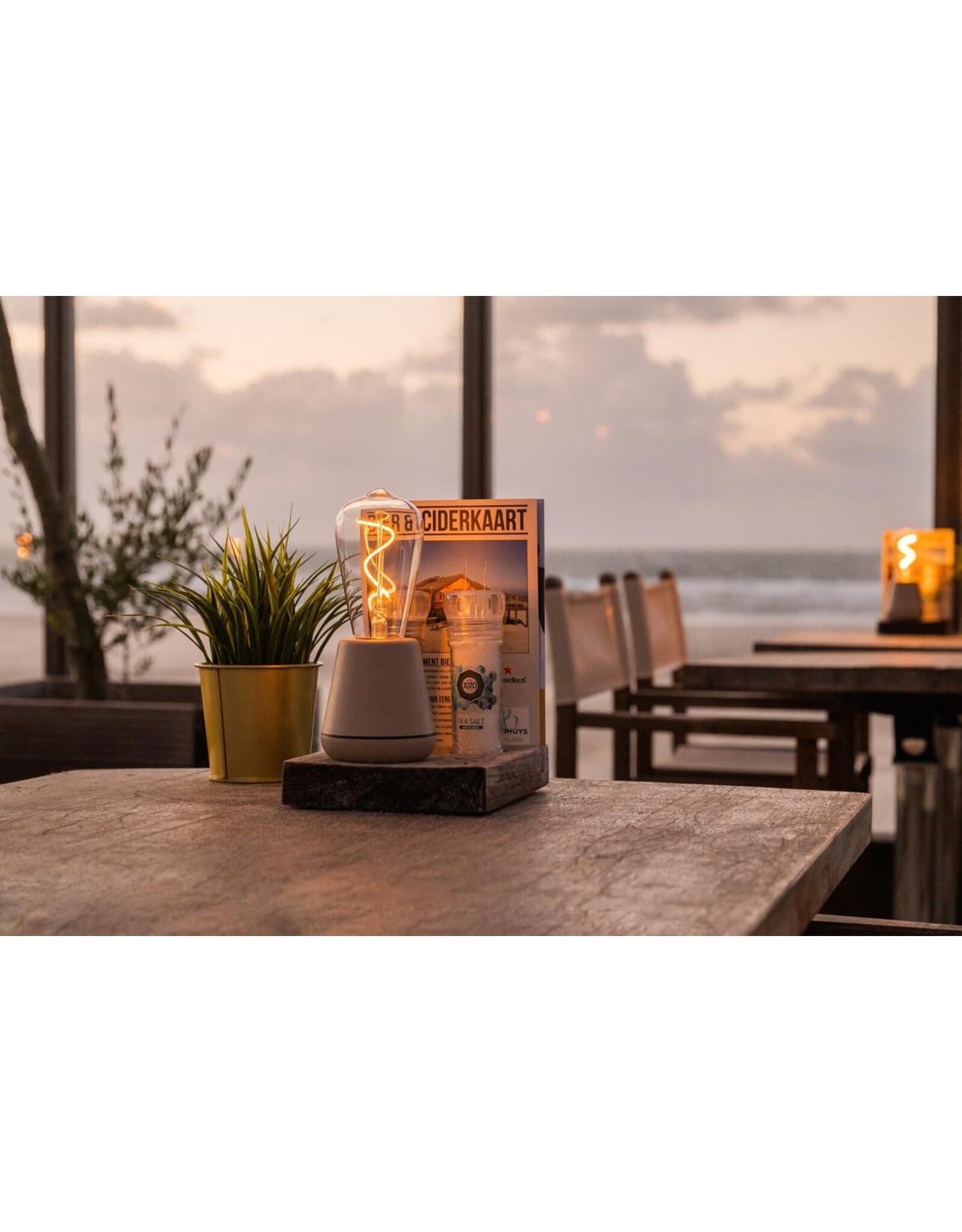 Humble Humble ONE Horeca Table Light Walnut, met zeer lange brandduur tot 140u
