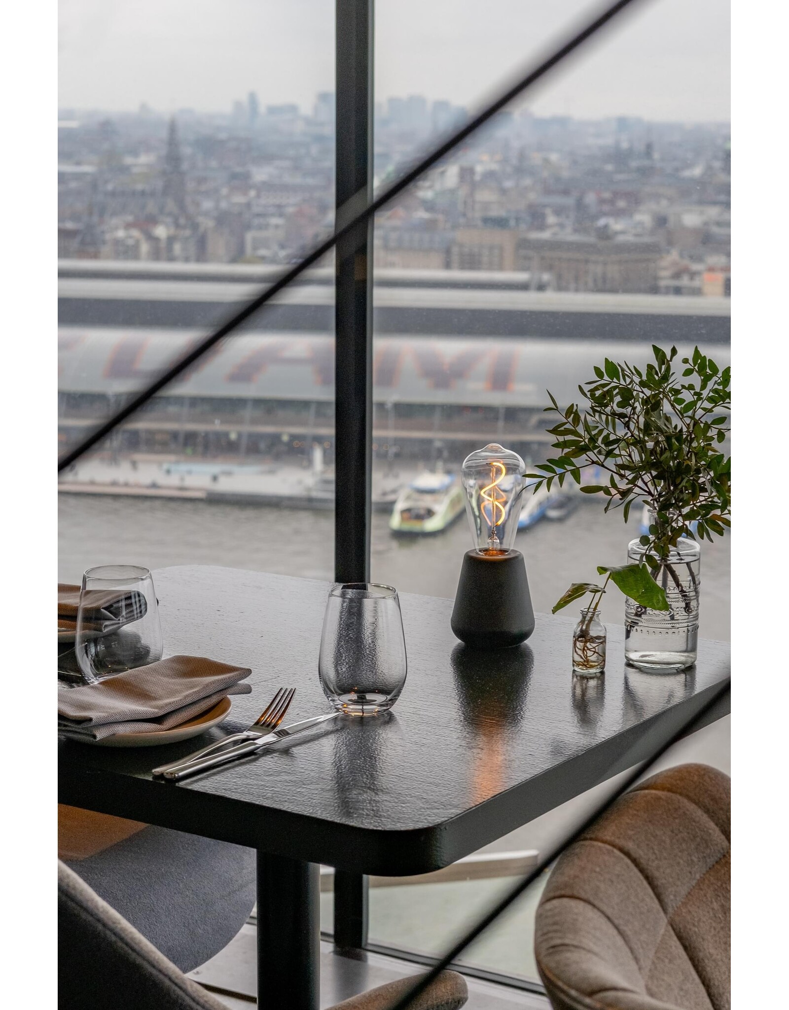 Humble Humble ONE Horeca Table Light Black Wood, met zeer lange brandduur tot 140u