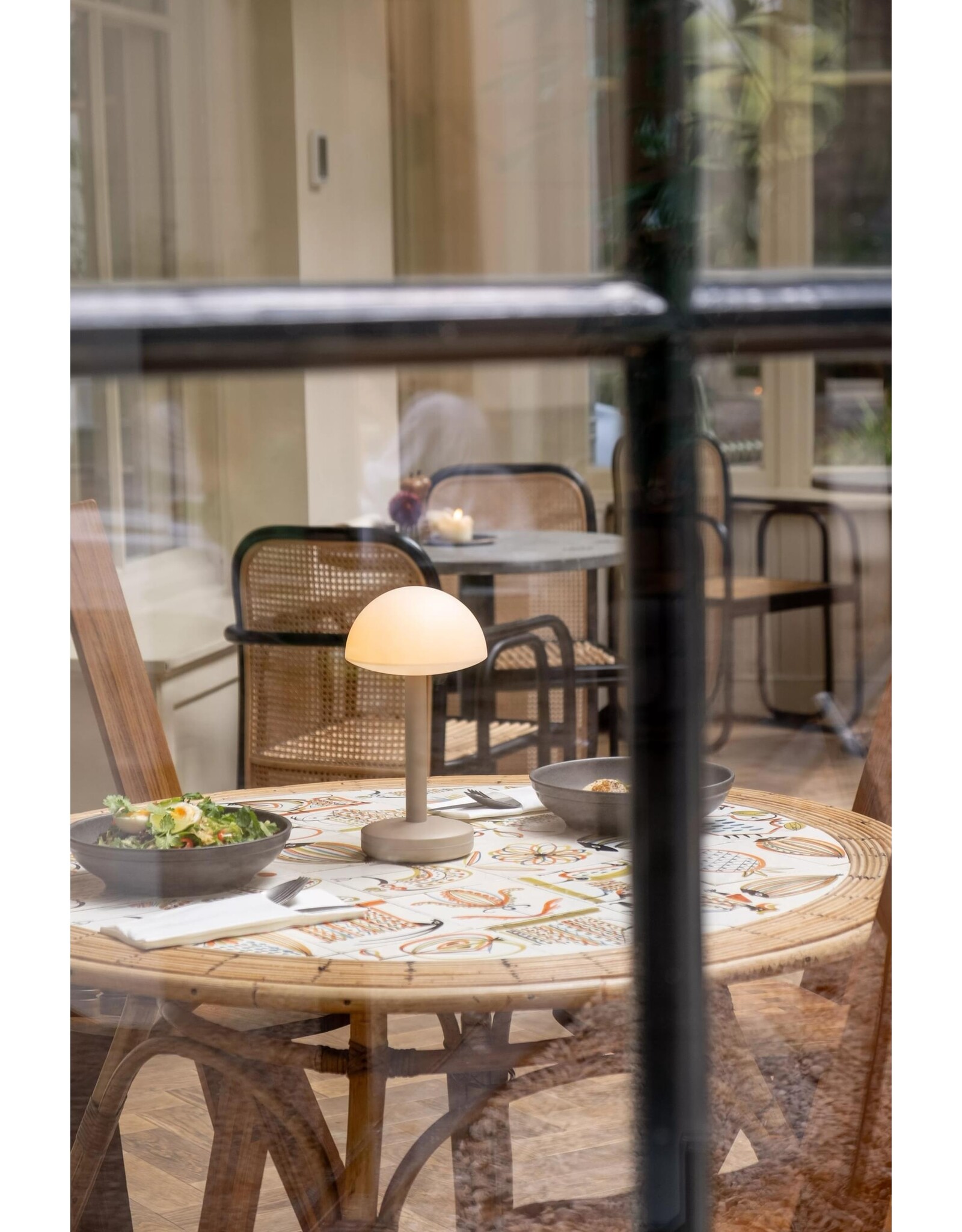 Humble Humble BUG Horeca Table Light Beige Frosted, met lange brandduur tot 90u