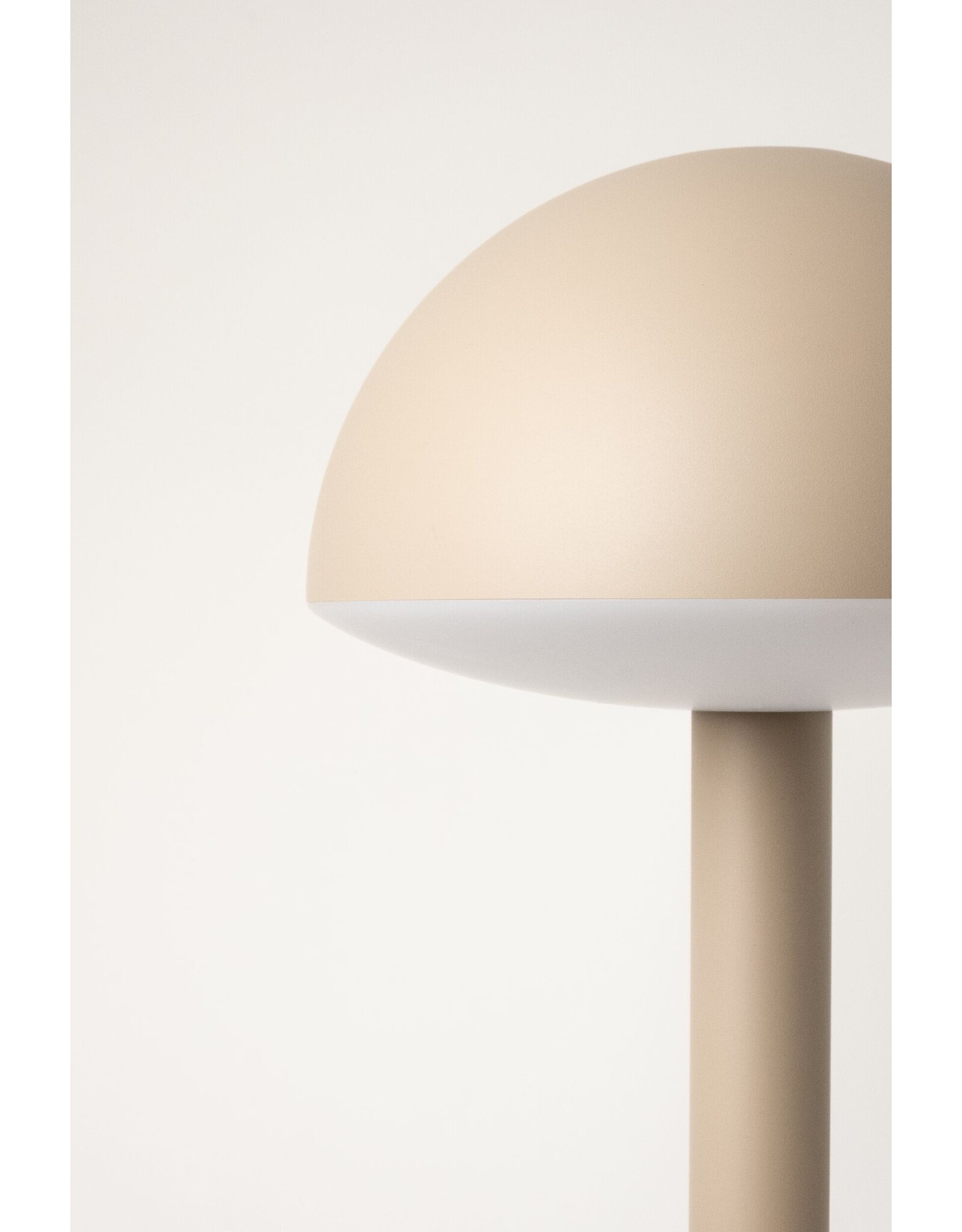 Humble Humble BUG Horeca Table Light Beige, met lange brandduur tot 90u
