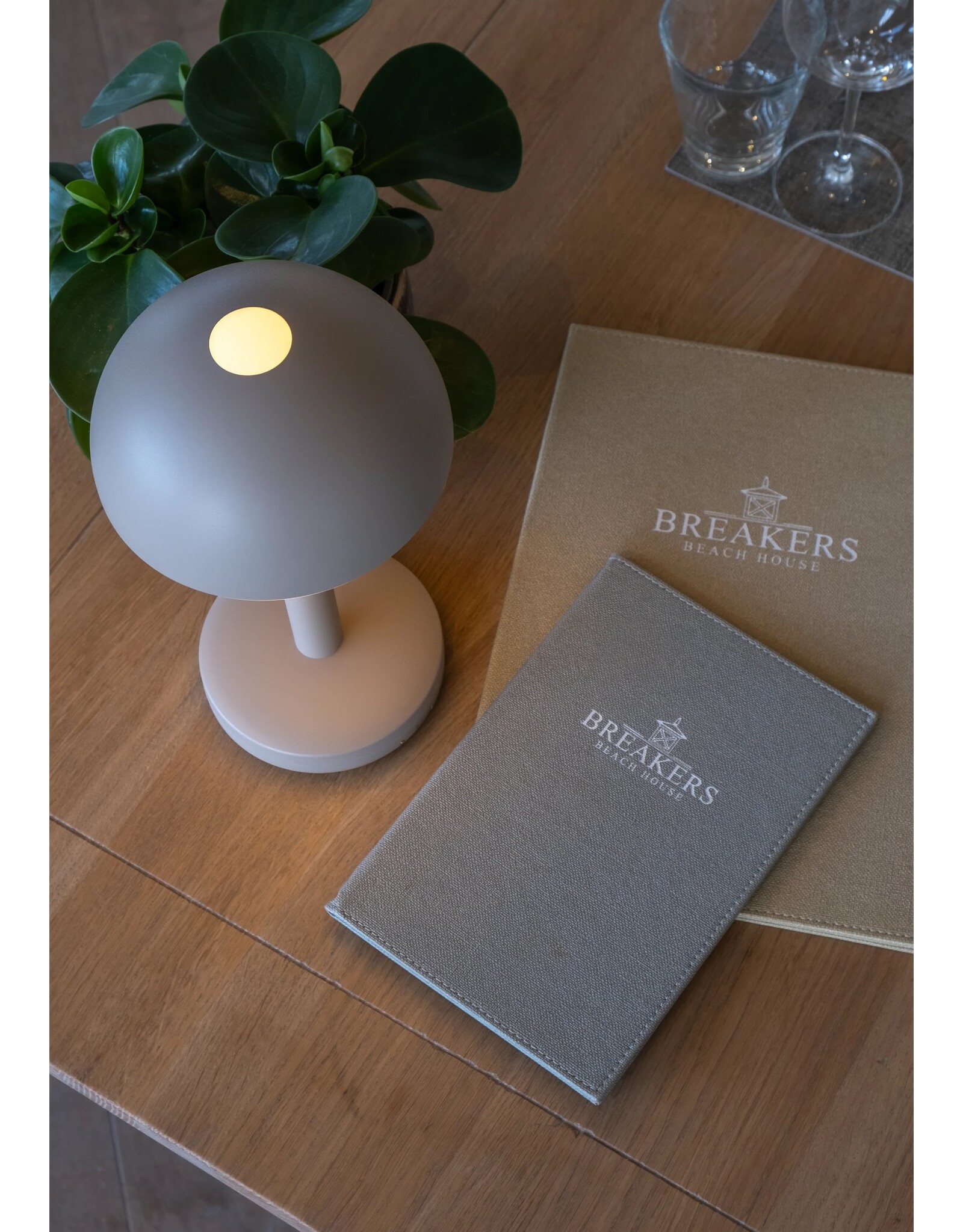 Humble Humble BUG Horeca Table Light Beige, met lange brandduur tot 90u