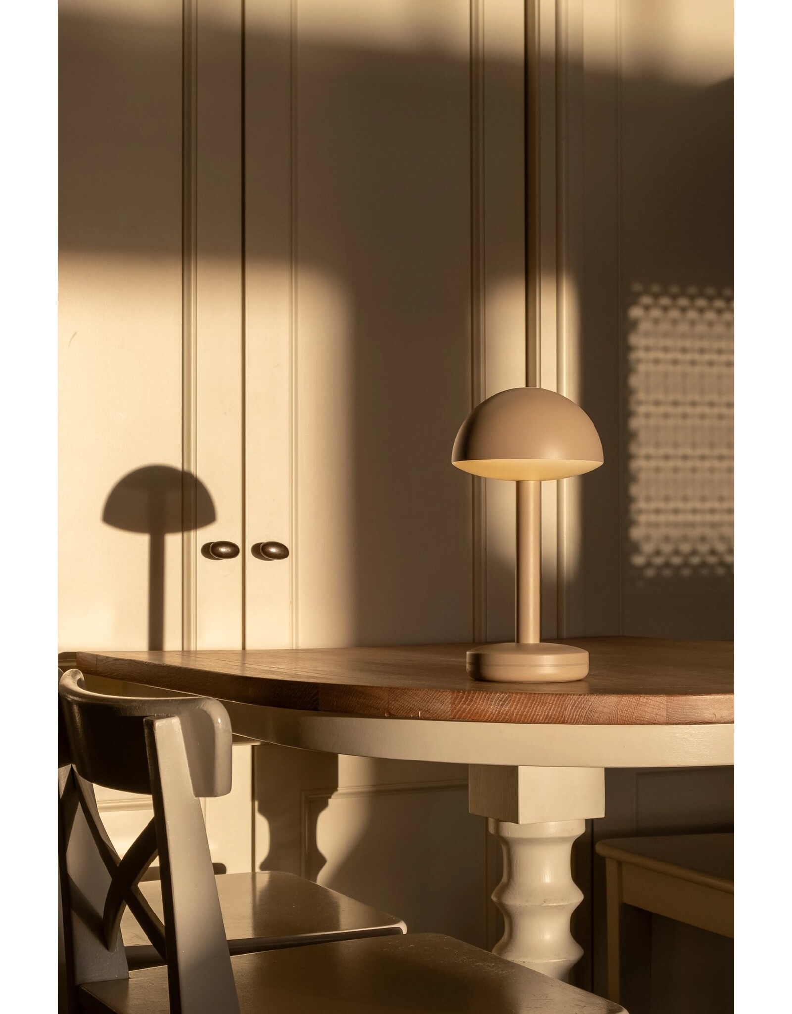 Humble Humble BUG Horeca Table Light Beige, met lange brandduur tot 90u