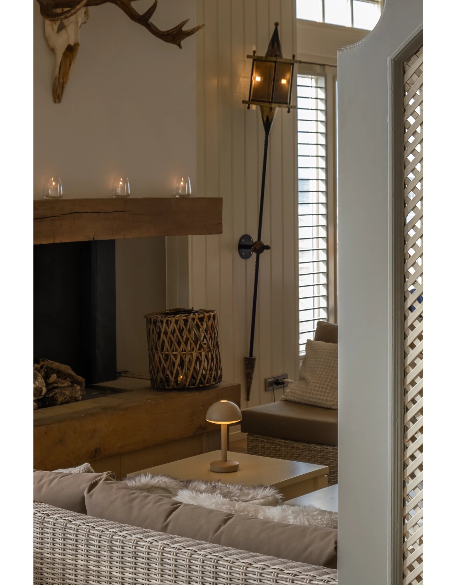 Humble Humble BUG Horeca Table Light Beige, met lange brandduur tot 90u