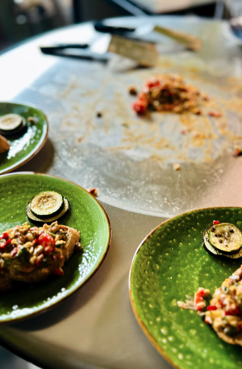 Qookingtable serves in Jersey plates
