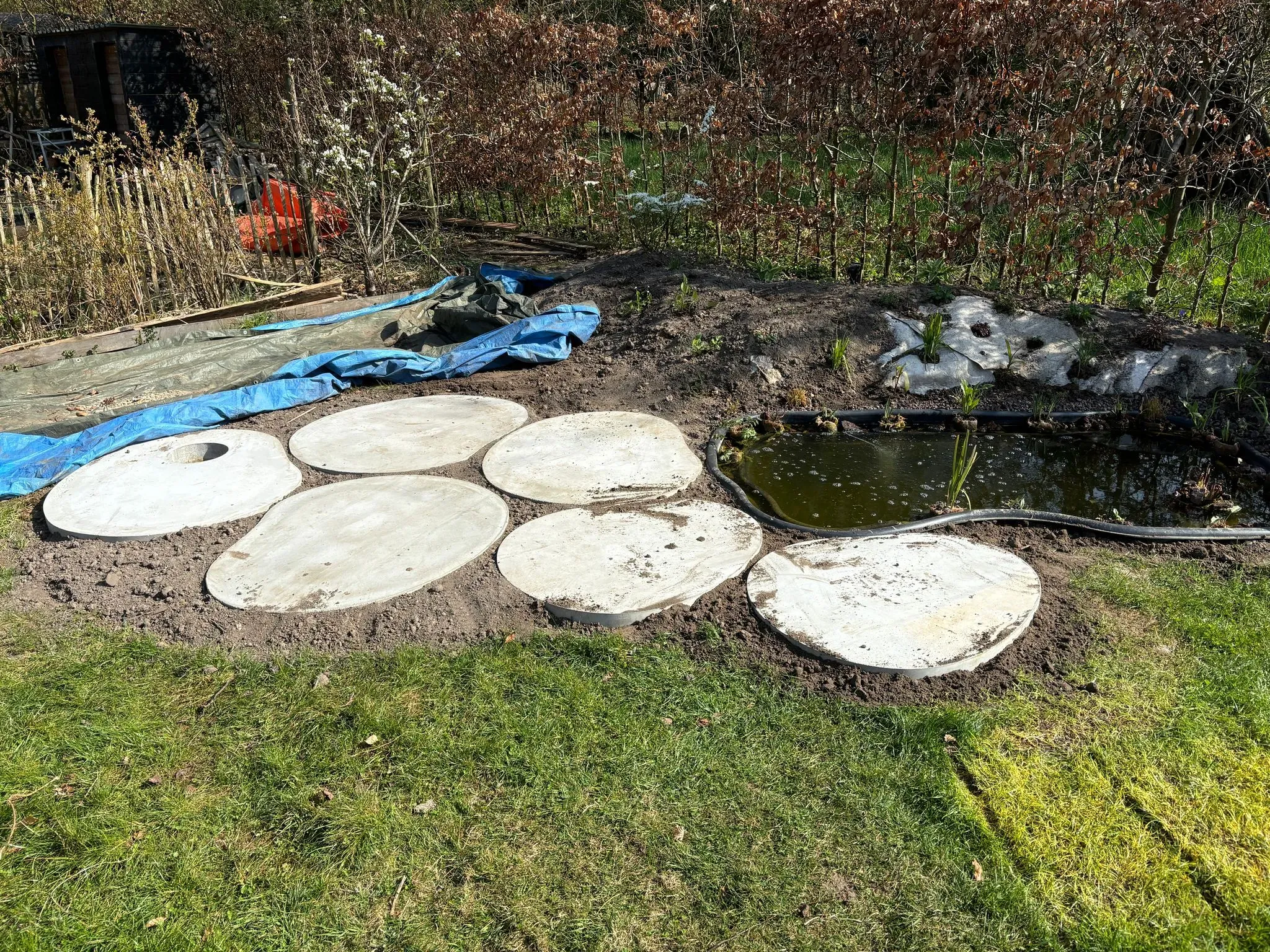 Grote ronde staptegels met grind gekocht op Betondingen!