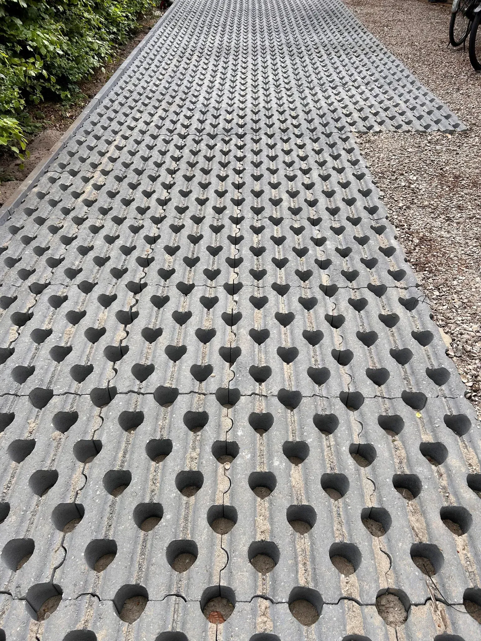 Met grasbetontegels van Betondingen een natuurlijke bestrating gecreëerd
