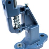 Handpers zeilringen en drukknopen monteren