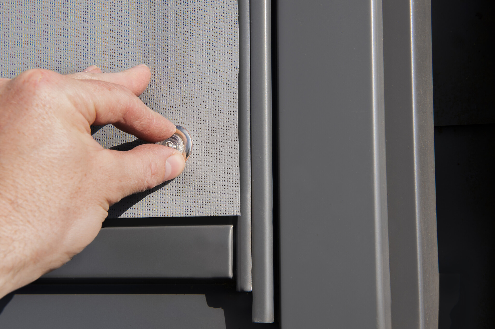 Accessoires en bevestiging voor zonwering: wat heb je nodig en wanneer?