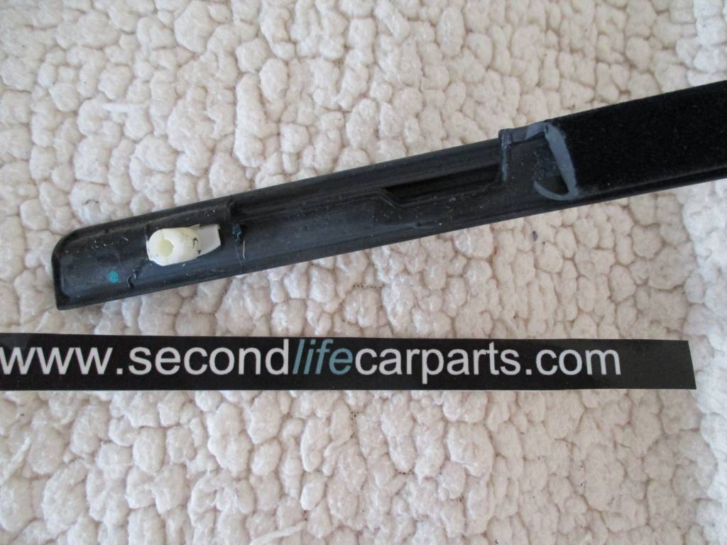 LR001687 | DOOR TO WINDOW SEAL OUTER RIGHT HAND