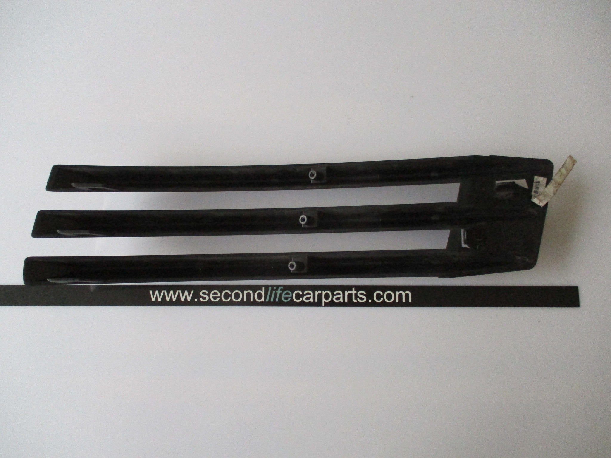 LR118369  INSERT  BUMPER  RH