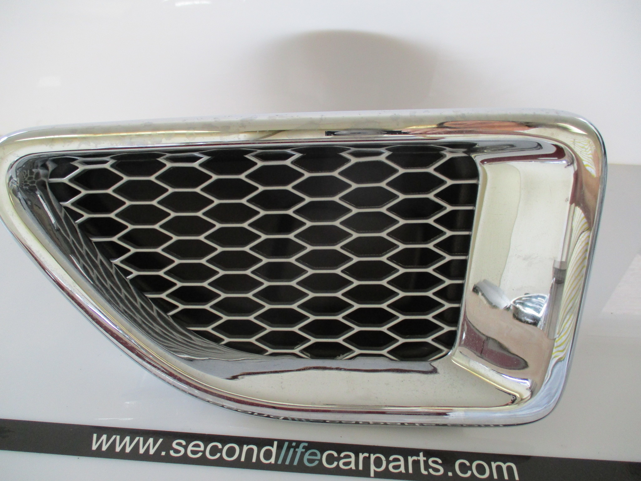 LR006306  Grille - Air Inlet Chrome Lh