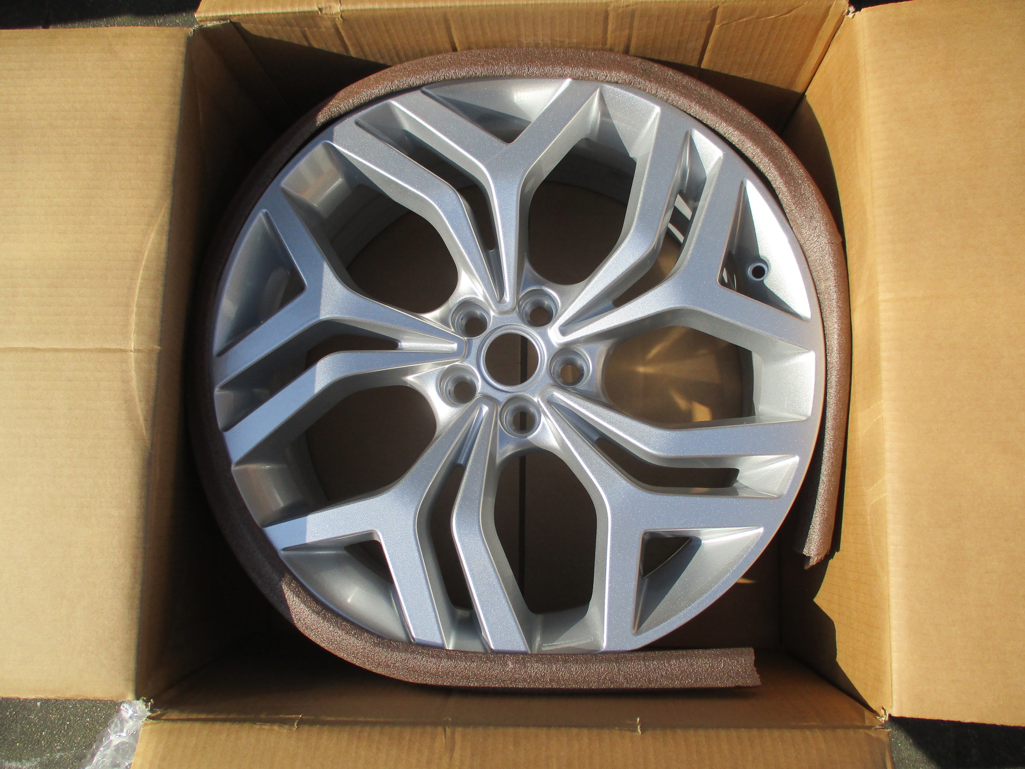 LR114515  Alloy Wheel - 20"