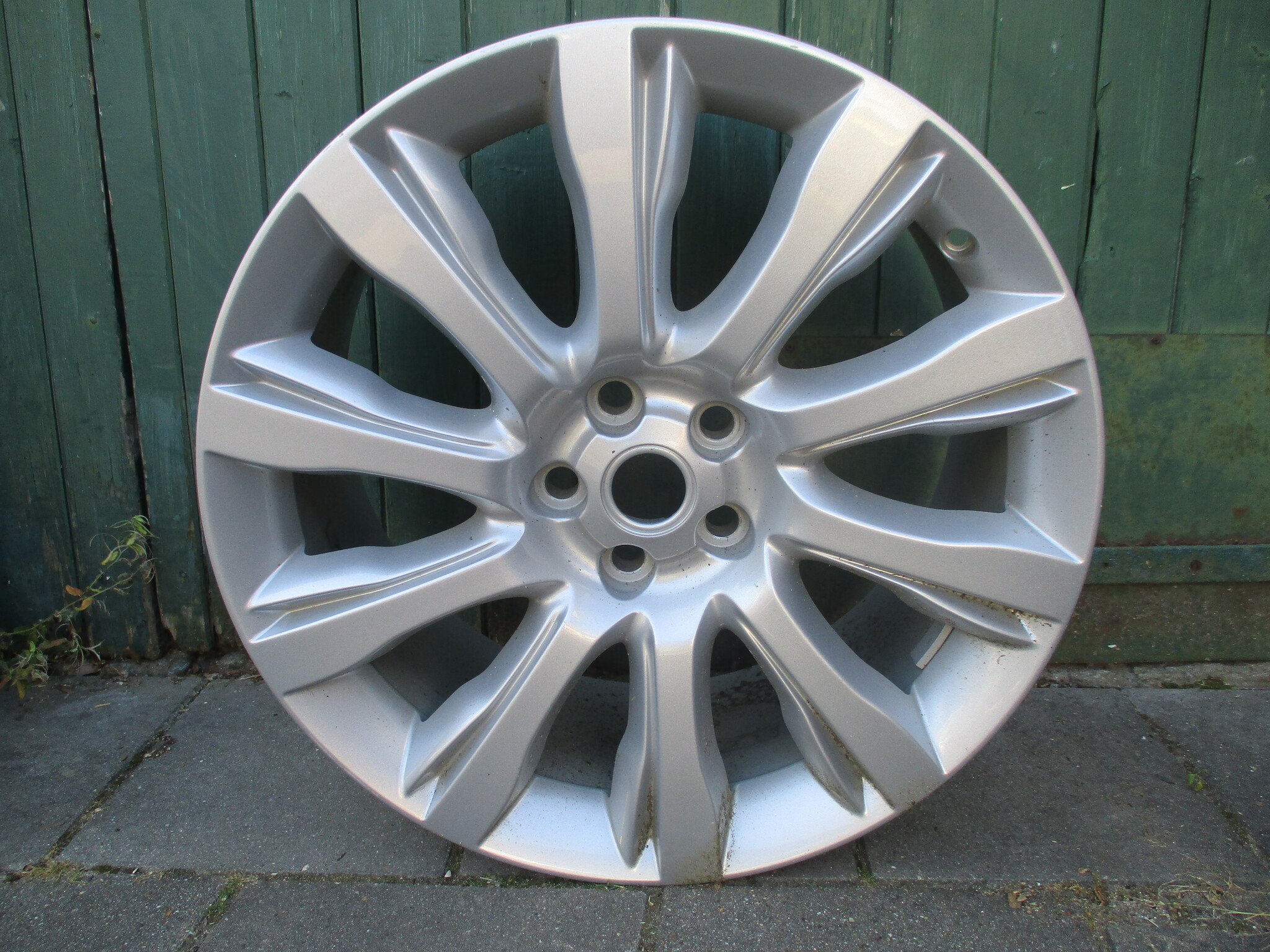 LR081582  Alloy Wheel - 21 INCH  9 Spoke Style