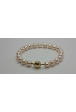 Een zoetwaterparel armband met een 14 kt. gouden bolsluiting.