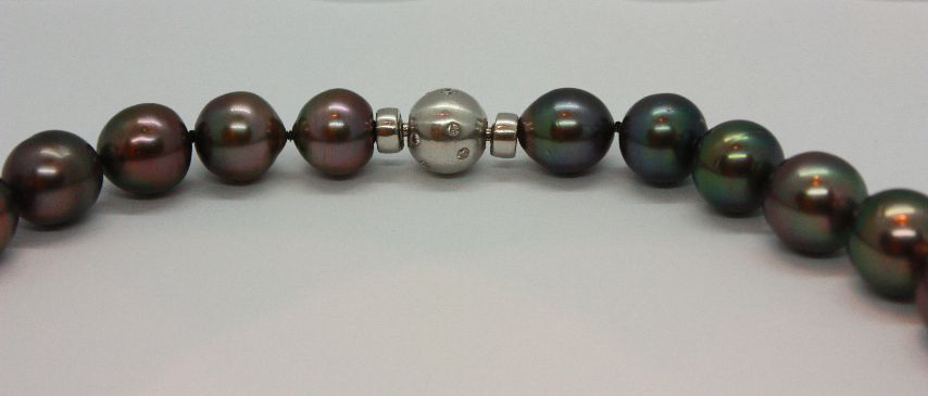 Een Tahitiparel collier met een 18 kt. wit gouden bolsluiting met diamant 0.15 ct.