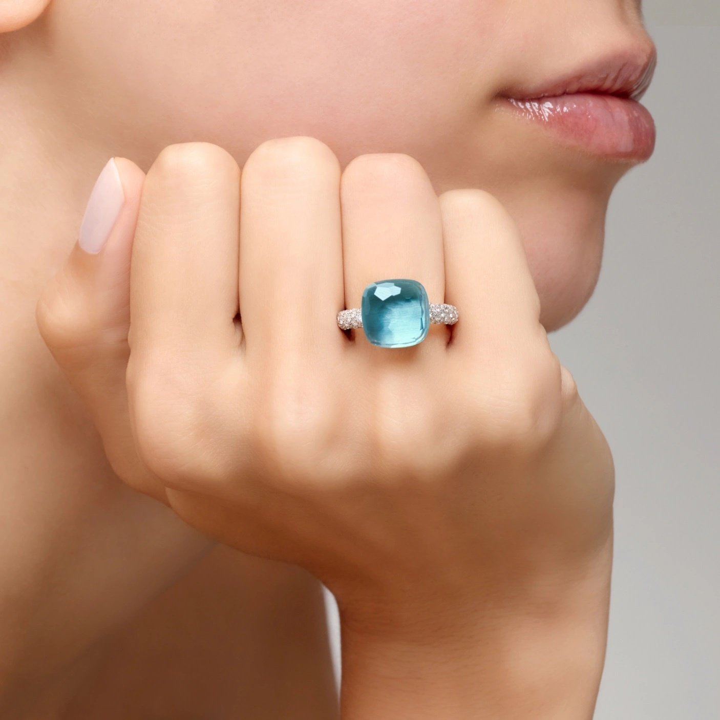 Pomellato Pomellato Nudo Maxi ring in 18 krt. witgoud met sky blue topaas en witte diamanten