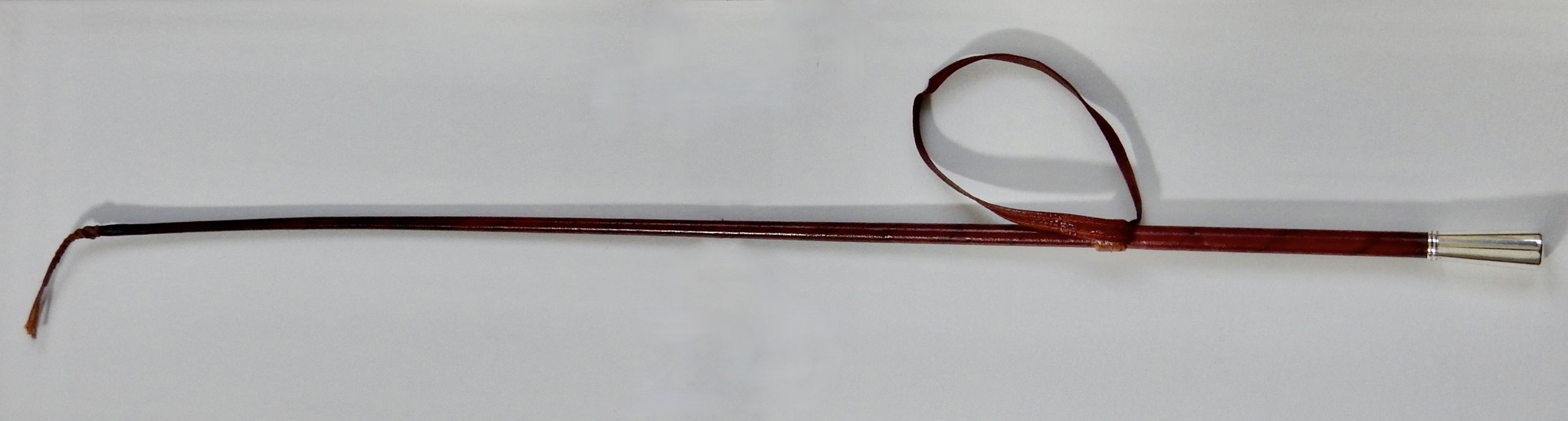 Lederen rijzweep met greep in 925 zilver, 85 cm lang
