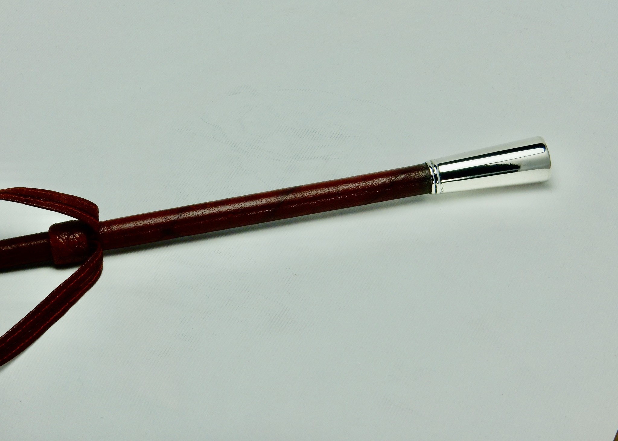 Lederen rijzweep met greep in 925 zilver, 85 cm lang