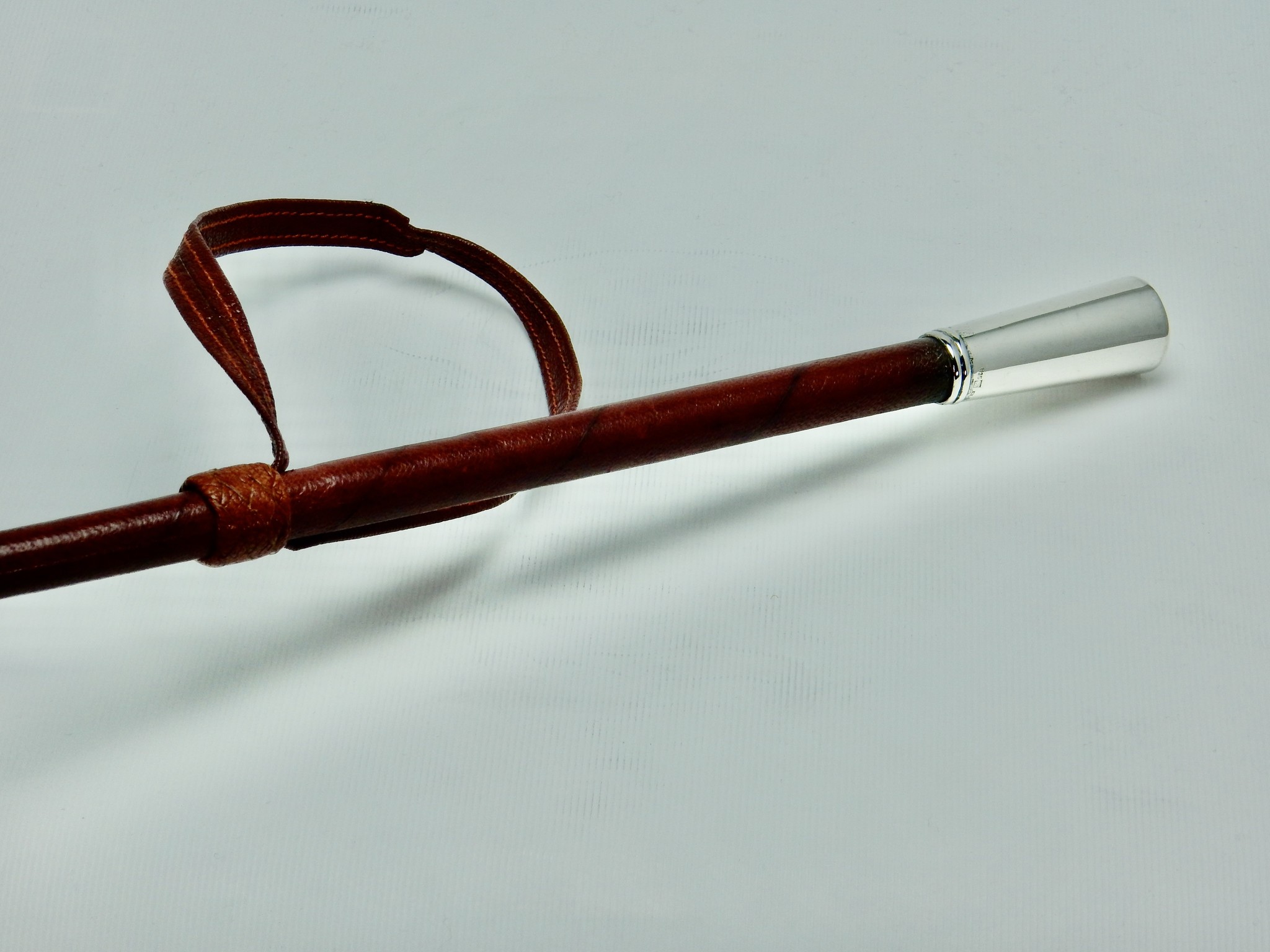 Lederen rijzweep met greep in 925 zilver, 85 cm lang