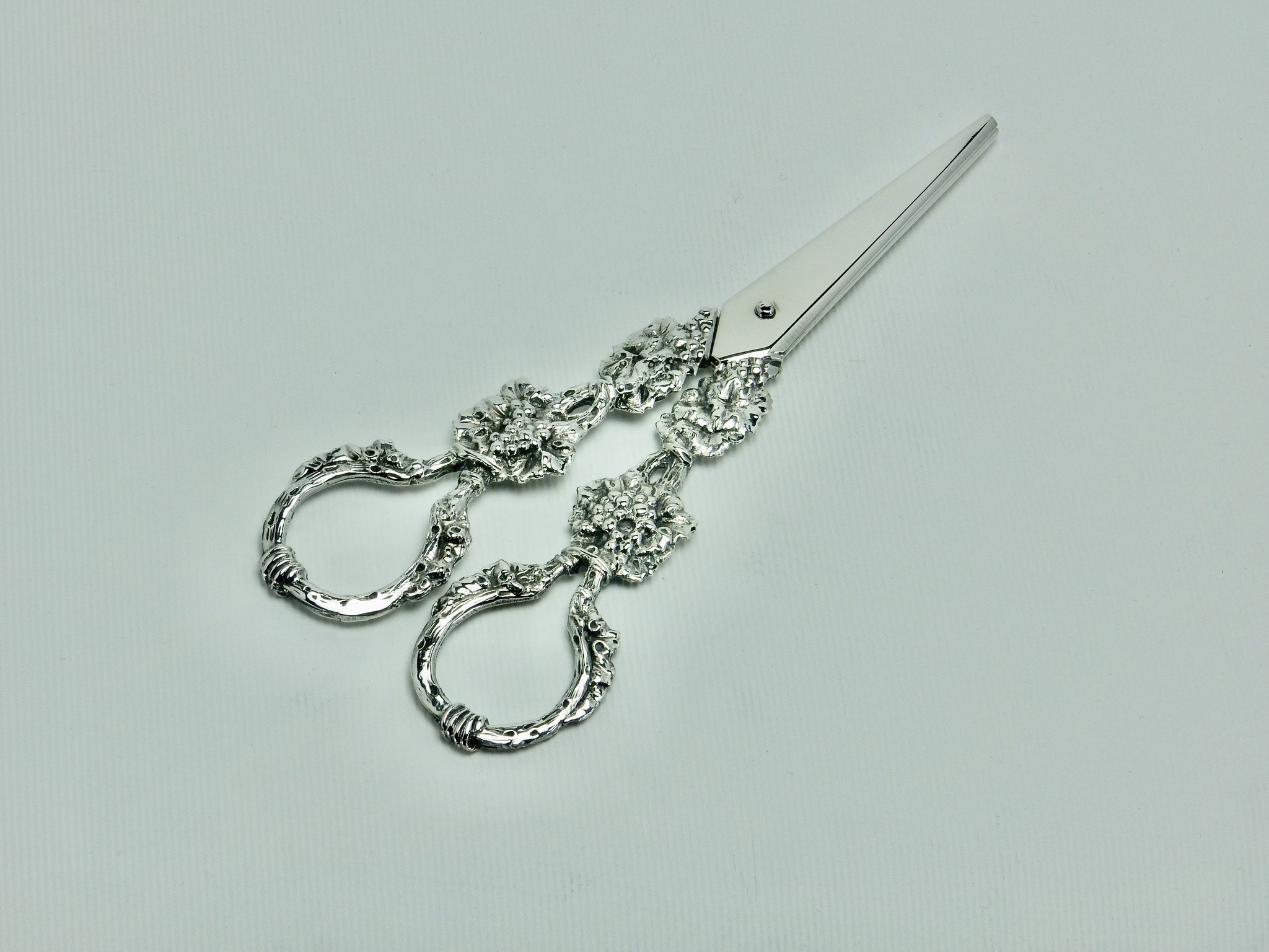 Fraai bewerkte druivenschaar in 925 zilver, 155 mm lang