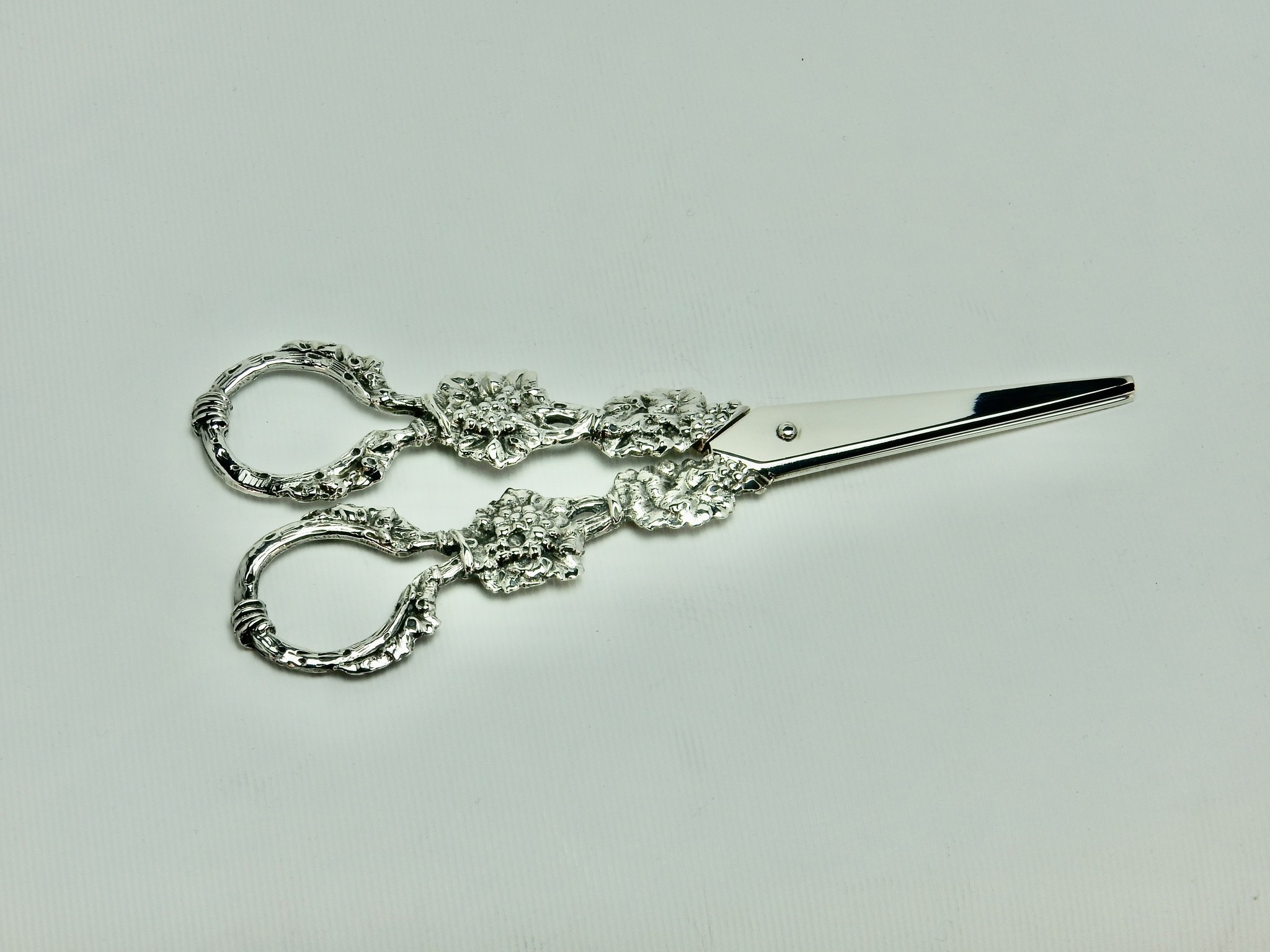 Fraai bewerkte druivenschaar in 925 zilver, 155 mm lang