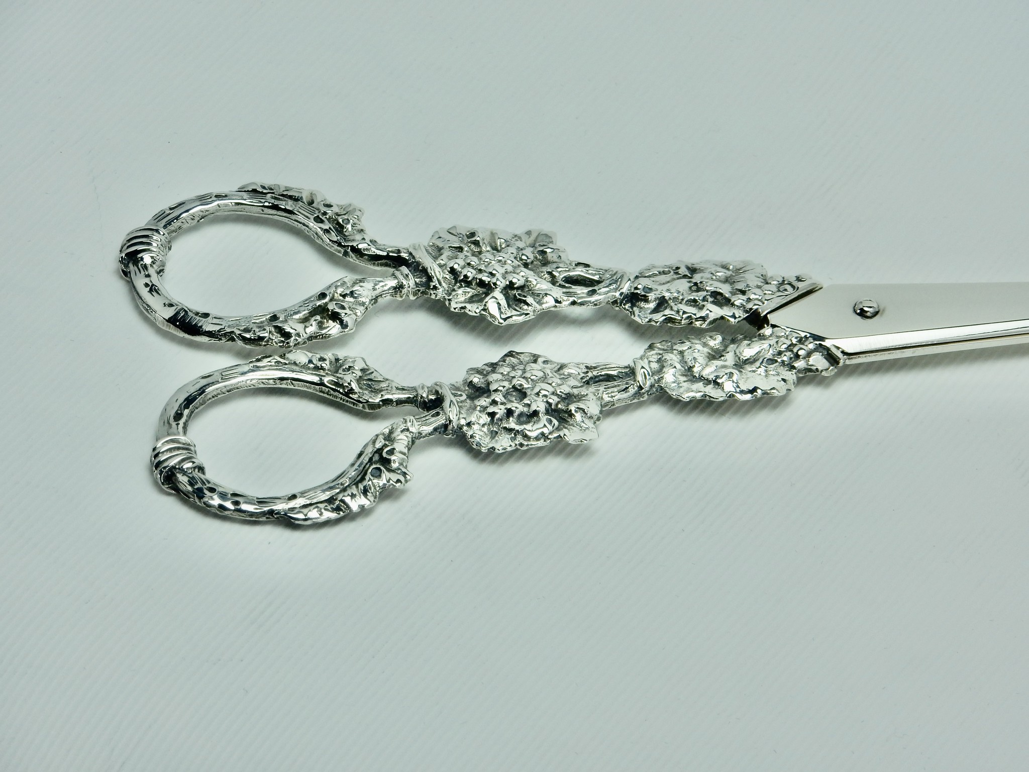 Fraai bewerkte druivenschaar in 925 zilver, 155 mm lang