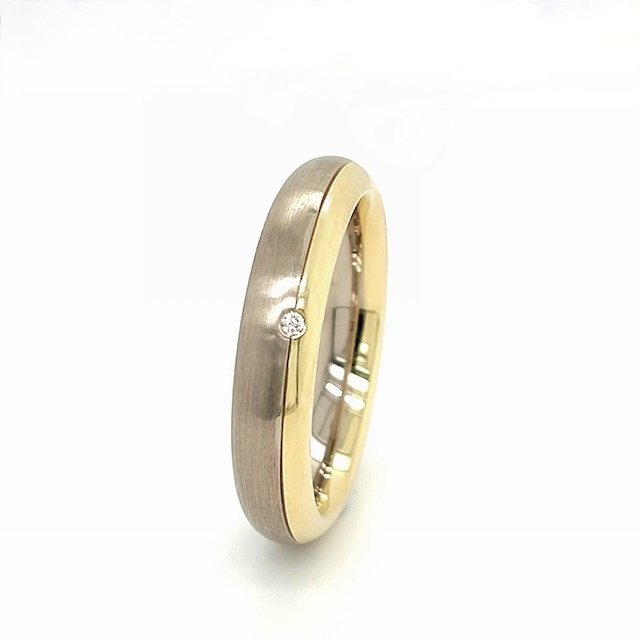 Theo Meister ring in 14 krt. wit- en geelgoud met diamant
