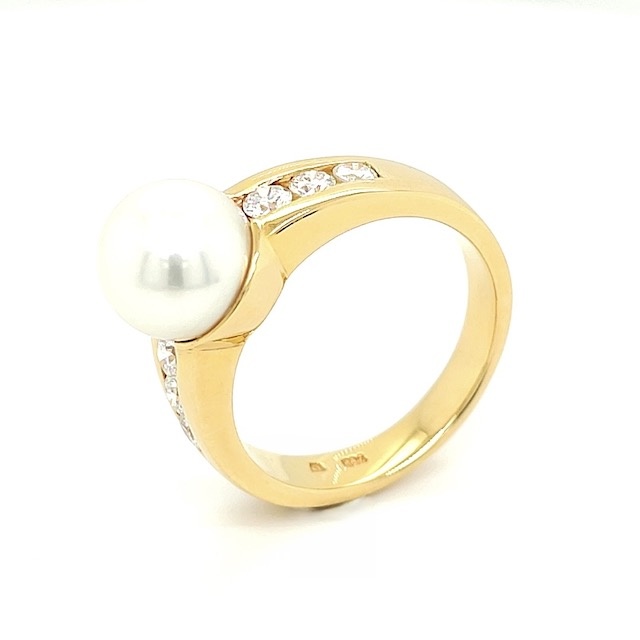 Private Label CvdK Private Label CvdK ring in 18 krt. geelgoud met parel en diamant