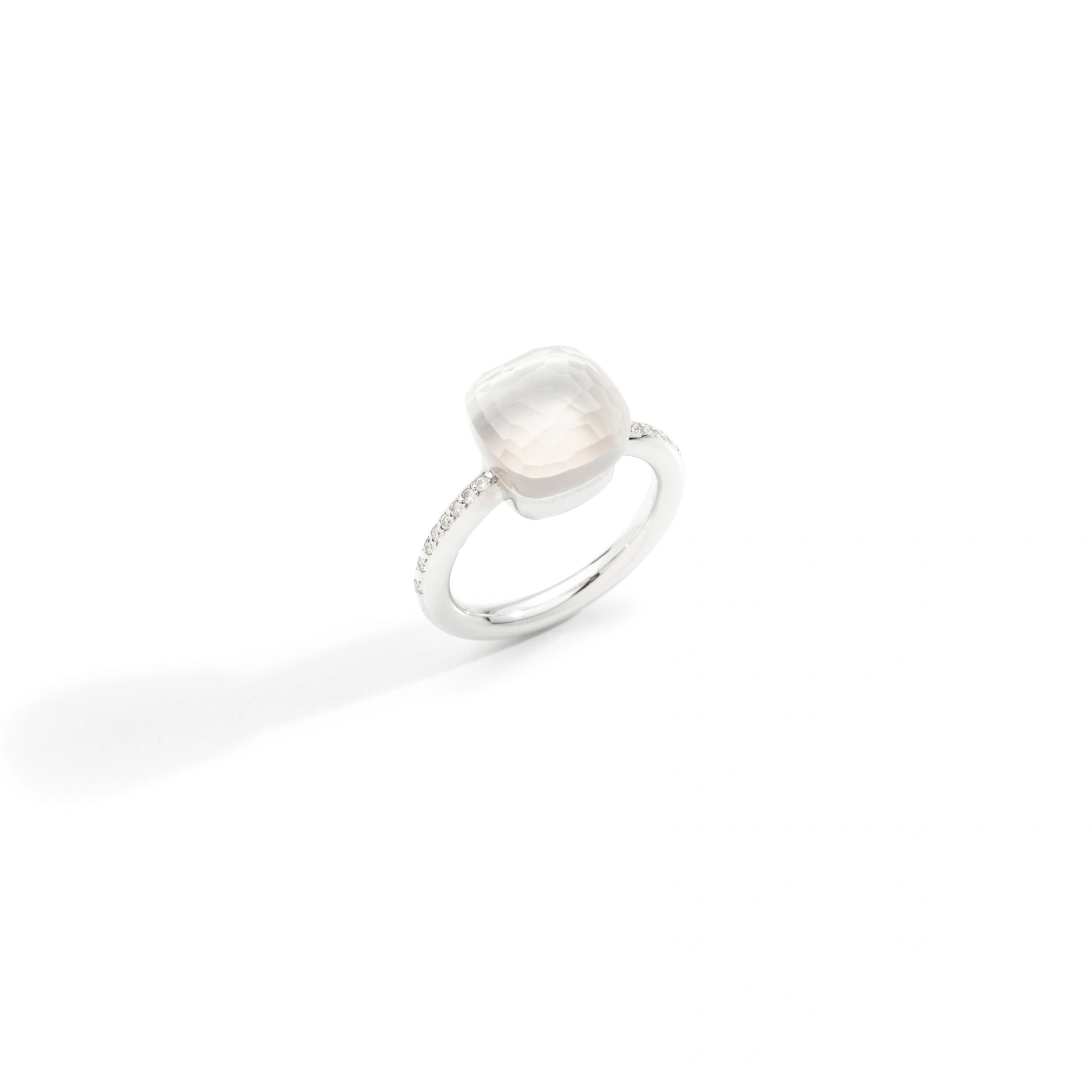 Pomellato Pomellato Nudo Classic ring in 18 krt. witgoud met melk kwarts en witte diamanten