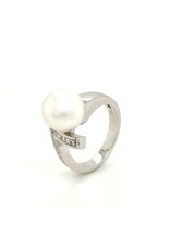 Private label CvdK ring in 14 krt. witgoud met parel en diamant