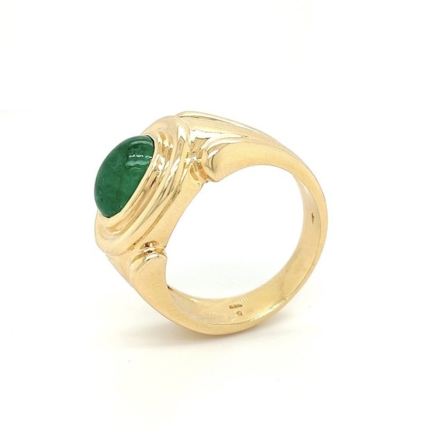 14 kt. gouden ring met een cabouchon geslepen smaragd 2.32 ct.
